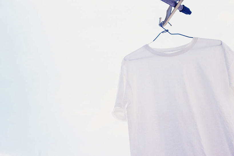 无人,横图,室内,特写,白天,白色背景,仰视,T恤衫,桌面,静物,衣架,吊挂,悬挂,阴影,反射,影子,挂,T恤,衣服,一件,摄影,影棚,挂衣架,晾衣架,彩图,低角度拍摄,影棚拍摄,拍摄