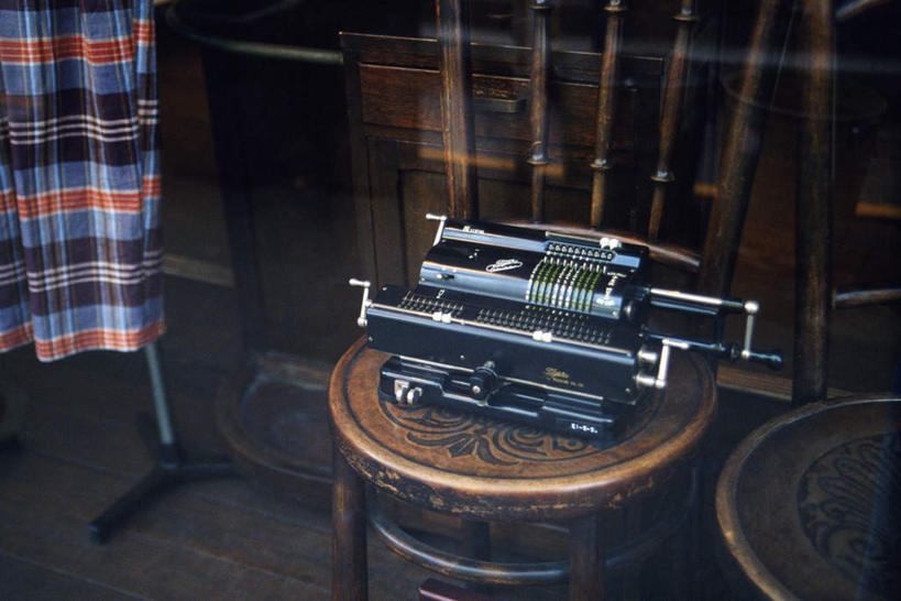 无人,横图,俯视,室内,白天,陶醉,快乐,柜子,桌面,静物,椅子,衣架,阴影,反射,影子,木椅,音乐,一个,衣橱,享受,单个,音乐盒,更衣橱,挂衣架,晾衣架,彩图,高角度拍摄,沉醉