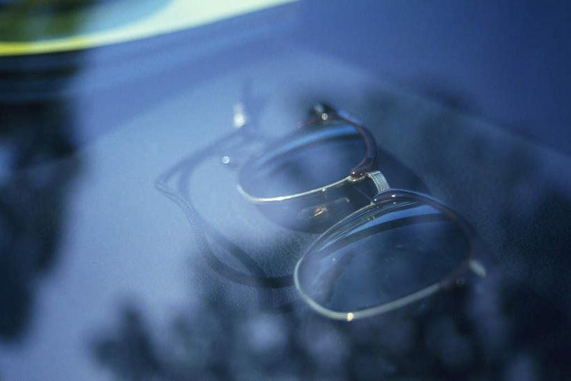 无人,横图,俯视,室内,特写,白天,桌子,静物,玻璃,一副,阴影,朦胧,模糊,反射,眼镜,影子,玻璃制品,近视眼镜,彩图,高角度拍摄