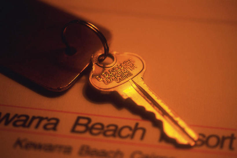 无人,横图,俯视,室内,特写,白天,安全,静物,书籍,一把,阴影,装饰,反射,英文,标志,文字,影子,字符,字母,防护,钥匙,标识,英文字母,保护,华丽,修饰,点缀,挂坠,开启,封闭,保险,私密,保全,周全,安稳,安定,防盗,衬托,美观,雅致,雅观,平安,书,图书,彩图,高角度拍摄