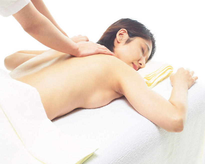 东方人,手,两个人,按摩师,美容师,躺,闭眼,横图,俯视,室内,白天,白色背景,按摩,化妆,美容,床,亚洲,护肤,床单,黄种人,被子,裸露,顾客,按,趴着,保养,享受,休闲,手部,放松,搭,SPA水疗,保健,温泉浴场,摄影,单人床,影棚,赤裸,被单,搭着,裸,养颜,指压,卧着,年轻女性,女人,女性,亚洲人,技师,矿泉疗养地,闭眼睛,闭着眼,闭着眼睛,趴,躺着,卧,半身,彩图,高角度拍摄,影棚拍摄,水疗,推拿,拍摄
