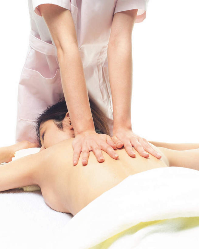 东方人,手,两个人,按摩师,美容师,躺,闭眼,竖图,俯视,室内,白天,白色背景,按摩,化妆,美容,床,亚洲,护肤,床单,黄种人,被子,裸露,顾客,按,趴着,保养,享受,休闲,手部,放松,搭,SPA水疗,保健,温泉浴场,摄影,单人床,影棚,赤裸,被单,搭着,裸,养颜,指压,卧着,年轻女性,女人,女性,亚洲人,技师,矿泉疗养地,闭眼睛,闭着眼,闭着眼睛,趴,躺着,卧,半身,彩图,高角度拍摄,影棚拍摄,水疗,推拿,拍摄