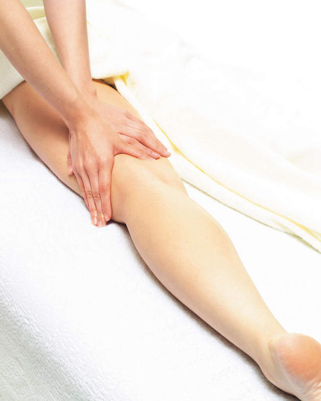 东方人,手,腿部,腿,两个人,按摩师,美容师,躺,竖图,俯视,室内,特写,白天,白色背景,按摩,化妆,美容,床,亚洲,护肤,床单,黄种人,被子,裸露,顾客,按,趴着,保养,享受,休闲,手部,放松,搭,SPA水疗,保健,温泉浴场,摄影,单人床,影棚,赤裸,被单,搭着,裸,养颜,指压,卧着,年轻女性,女人,女性,亚洲人,技师,矿泉疗养地,趴,躺着,卧,半身,彩图,高角度拍摄,影棚拍摄,水疗,推拿,拍摄