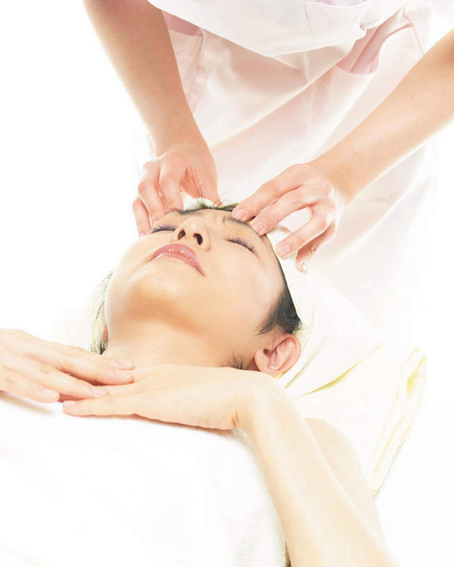 东方人,手,两个人,按摩师,美容师,躺,闭眼,竖图,俯视,室内,白天,白色背景,按摩,化妆,美容,床,亚洲,护肤,床单,黄种人,被子,裸露,顾客,按,保养,享受,休闲,手部,放松,搭,SPA水疗,保健,温泉浴场,摄影,单人床,影棚,赤裸,被单,搭着,裸,养颜,指压,卧着,年轻女性,女人,女性,亚洲人,技师,矿泉疗养地,闭眼睛,闭着眼,闭着眼睛,躺着,卧,半身,彩图,高角度拍摄,影棚拍摄,水疗,推拿,拍摄