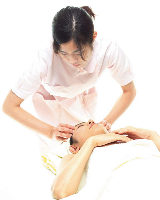 东方人,手,两个人,按摩师,美容师,躺,闭眼,竖图,俯视,室内,白天,白色背景,按摩,化妆,美容,床,亚洲,护肤,床单,黄种人,被子,裸露,顾客,按,保养,享受,休闲,手部,放松,搭,SPA水疗,保健,温泉浴场,摄影,单人床,影棚,赤裸,被单,搭着,裸,养颜,指压,卧着,年轻女性,女人,女性,亚洲人,技师,矿泉疗养地,闭眼睛,闭着眼,闭着眼睛,躺着,卧,半身,彩图,高角度拍摄,影棚拍摄,水疗,推拿,拍摄