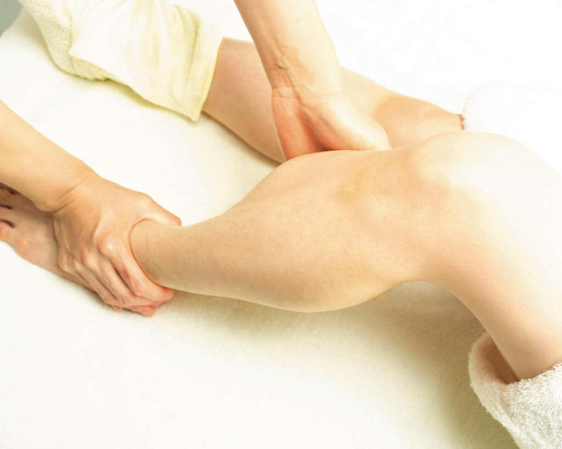 东方人,手,腿部,腿,两个人,按摩师,美容师,躺,横图,俯视,室内,特写,白天,白色背景,按摩,化妆,美容,床,亚洲,护肤,朦胧,模糊,床单,黄种人,被子,裸露,顾客,保养,享受,休闲,手部,放松,SPA水疗,保健,温泉浴场,摄影,单人床,影棚,赤裸,抬起,被单,裸,养颜,指压,卧着,年轻女性,女人,女性,亚洲人,技师,矿泉疗养地,躺着,卧,半身,彩图,高角度拍摄,影棚拍摄,水疗,推拿,拍摄