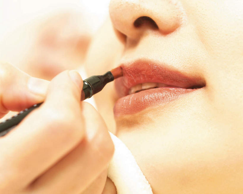 东方人,脸,头,嘴,脸颊,手,两个人,按摩师,美容师,闭眼,笑,微笑,横图,室内,特写,白天,白色背景,正面,按摩,化妆,美容,亚洲,护肤,握,朦胧,模糊,拿,拿着,黄种人,顾客,画,化妆棉,口红,保养,享受,休闲,手部,放松,握着,SPA水疗,保健,温泉浴场,摄影,影棚,唇笔,养颜,指压,年轻女性,女人,女性,亚洲人,头部,口,口腔,脸部,脸蛋,面部,嘴巴,嘴唇,技师,矿泉疗养地,闭眼睛,闭着眼,闭着眼睛,半身,彩图,影棚拍摄,水疗,推拿,拍摄