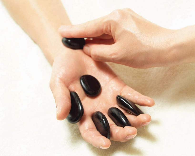 东方人,手,两个人,按摩师,美容师,横图,俯视,室内,特写,白天,白色背景,按摩,化妆,美容,石头,亚洲,护肤,握,石子,拿,拿着,黄种人,顾客,按,保养,享受,休闲,手部,鹅卵石,放松,握着,SPA水疗,保健,温泉浴场,摄影,影棚,压,按摩石,养颜,指压,年轻女性,女人,女性,亚洲人,石块,技师,矿泉疗养地,半身,彩图,高角度拍摄,影棚拍摄,水疗,推拿,拍摄