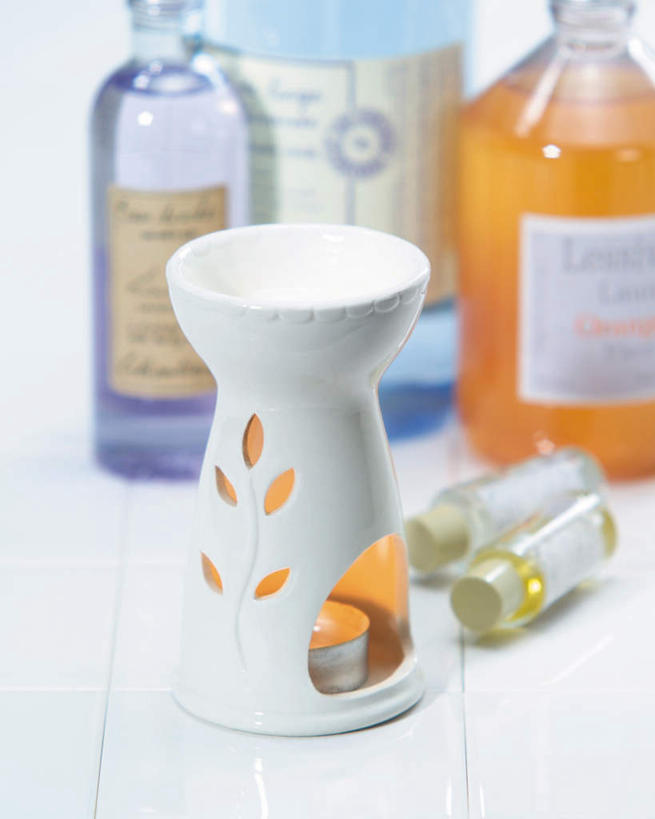 无人,竖图,俯视,室内,特写,白天,静物,蜡烛,朦胧,模糊,瓷砖,地砖,罐子,火焰,烛光,地面,燃烧,玻璃制品,玻璃瓶,精油,瓶子,点燃,摄影,影棚,沐浴露,彩图,高角度拍摄,影棚拍摄,拍摄