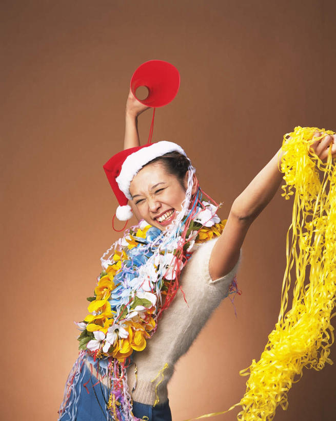 东方人,一个人,站,举,伸展双臂,笑,微笑,露齿笑,竖图,室内,白天,正面,帽子,亚洲,仅一个年轻女性,仅一个女性,仅一个人,服装,花环,注视,休闲装,黄种人,衣服,彩纸,观察,看,托,站着,休闲,休闲服,圣诞帽,摄影,服饰,影棚,褐色背景,观看,察看,关注,年轻女性,女人,女性,亚洲人,敞开双臂,举起,举手,举着,伸开双臂,向上举,向上伸,向上托,展开双肩,站立,张开手臂,张开双臂,半身,彩图,影棚拍摄,拍摄