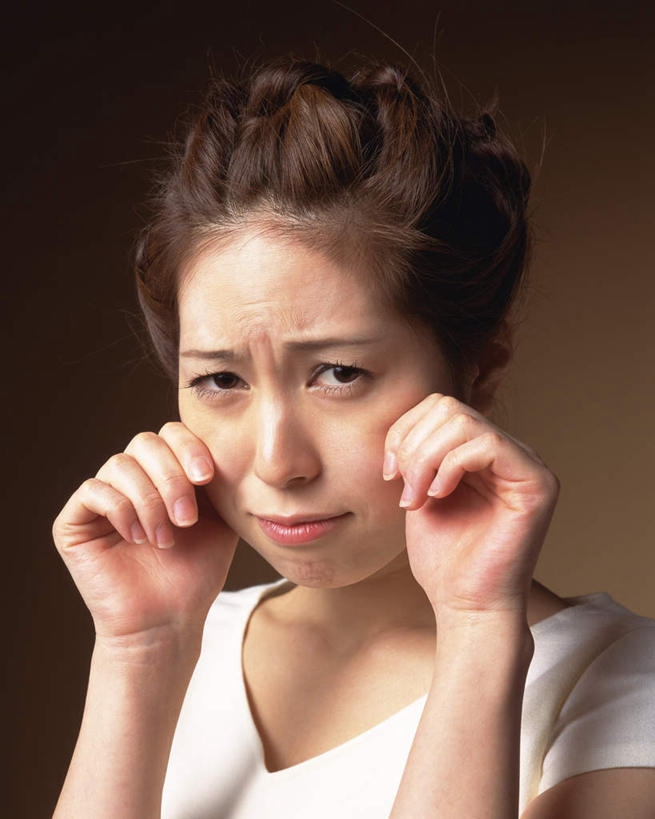 东方人,脸,头,脸颊,头发,一个人,站,竖图,室内,特写,白天,正面,亚洲,仅一个年轻女性,仅一个女性,仅一个人,服装,扭头,注视,休闲装,黄种人,衣服,黄色,嘟嘴,观察,看,站着,转头,休闲,休闲服,撅嘴,揉,摄影,服饰,影棚,褐色背景,观看,察看,关注,委屈,可怜,年轻女性,女人,女性,亚洲人,头部,脸部,脸蛋,面部,站立,半身,彩图,影棚拍摄,拍摄