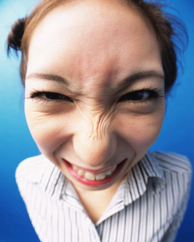 东方人,脸,头,脸颊,头发,一个人,站,笑,微笑,露齿笑,竖图,俯视,室内,特写,白天,亚洲,仅一个年轻女性,仅一个女性,仅一个人,蓝色背景,服装,注视,休闲装,黄种人,衣服,黄色,观察,看,站着,休闲,鬼脸,休闲服,摄影,服饰,影棚,观看,察看,关注,年轻女性,女人,女性,亚洲人,头部,脸部,脸蛋,面部,抬头,仰头,站立,半身,彩图,高角度拍摄,影棚拍摄,拍摄