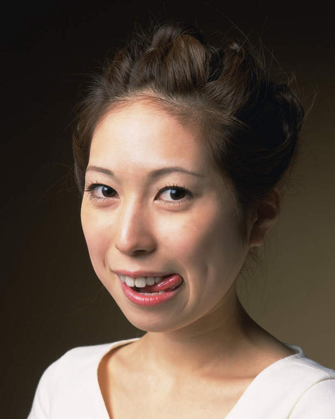 东方人,脸,头,脸颊,头发,一个人,站,竖图,室内,特写,白天,正面,亚洲,仅一个年轻女性,仅一个女性,仅一个人,服装,扭头,注视,休闲装,黄种人,吐舌头,衣服,黄色,观察,看,伸舌头,站着,转头,休闲,鬼脸,休闲服,吐舌,摄影,服饰,影棚,褐色背景,观看,察看,关注,年轻女性,女人,女性,亚洲人,头部,脸部,脸蛋,面部,站立,半身,彩图,影棚拍摄,拍摄