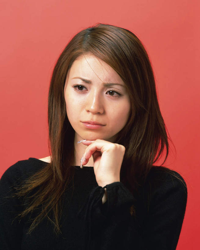 东方人,脸,头,脸颊,头发,一个人,站,竖图,室内,特写,白天,正面,亚洲,仅一个年轻女性,仅一个女性,仅一个人,撑,红色背景,服装,托腮,注视,休闲装,黄种人,衣服,黄色,观察,看,托,站着,休闲,休闲服,摄影,服饰,影棚,观看,懊恼,烦恼,察看,关注,托下巴,年轻女性,女人,女性,亚洲人,头部,脸部,脸蛋,面部,站立,半身,彩图,影棚拍摄,拍摄