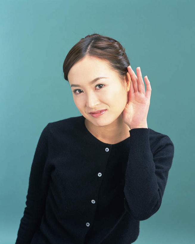 东方人,脸,头,耳朵,脸颊,手掌,头发,一个人,站,笑,微笑,竖图,室内,特写,白天,正面,亚洲,仅一个年轻女性,仅一个女性,仅一个人,绿色背景,服装,注视,休闲装,黄种人,衣服,黄色,观察,看,聆听,站着,休闲,休闲服,摄影,服饰,影棚,观看,察看,倾听,关注,凝听,年轻女性,女人,女性,亚洲人,头部,耳,耳部,脸部,脸蛋,面部,站立,半身,彩图,影棚拍摄,拍摄