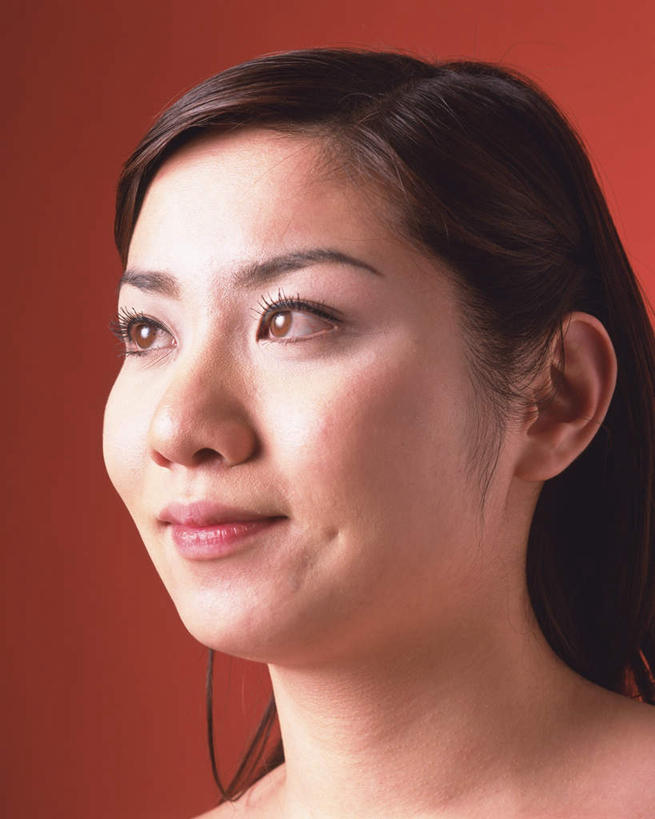 东方人,脸,头,脸颊,酒窝,一个人,站,笑,微笑,竖图,室内,特写,白天,正面,亚洲,仅一个年轻女性,仅一个女性,仅一个人,红色背景,注视,黄种人,裸露,肩膀,黑色,观察,看,站着,摄影,影棚,观看,察看,关注,裸,年轻女性,女人,女性,亚洲人,头部,脸部,脸蛋,面部,站立,半身,彩图,影棚拍摄,拍摄