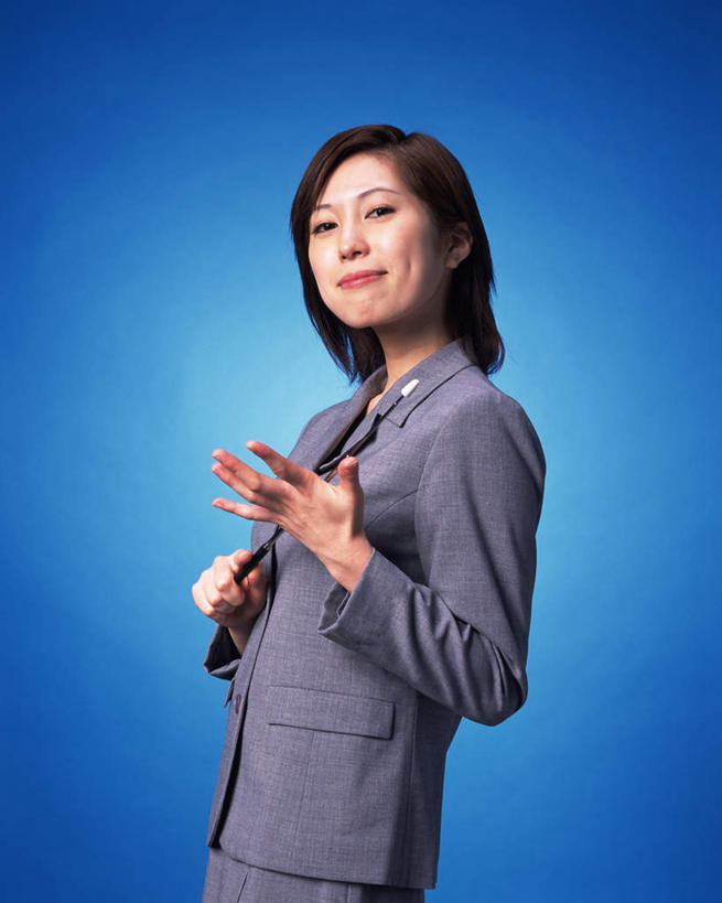 东方人,一个人,商务人士,商务女性,站,笑,微笑,竖图,室内,白天,侧面,亚洲,仅一个年轻女性,仅一个女性,仅一个人,一根,握,蓝色背景,套装,工具,棍子,拿,拿着,注视,黄种人,教鞭,观察,看,站着,握着,摄影,影棚,观看,察看,关注,商务装,工薪阶层,年轻女性,女人,女性,亚洲人,白领,上班族,站立,半身,彩图,影棚拍摄,拍摄