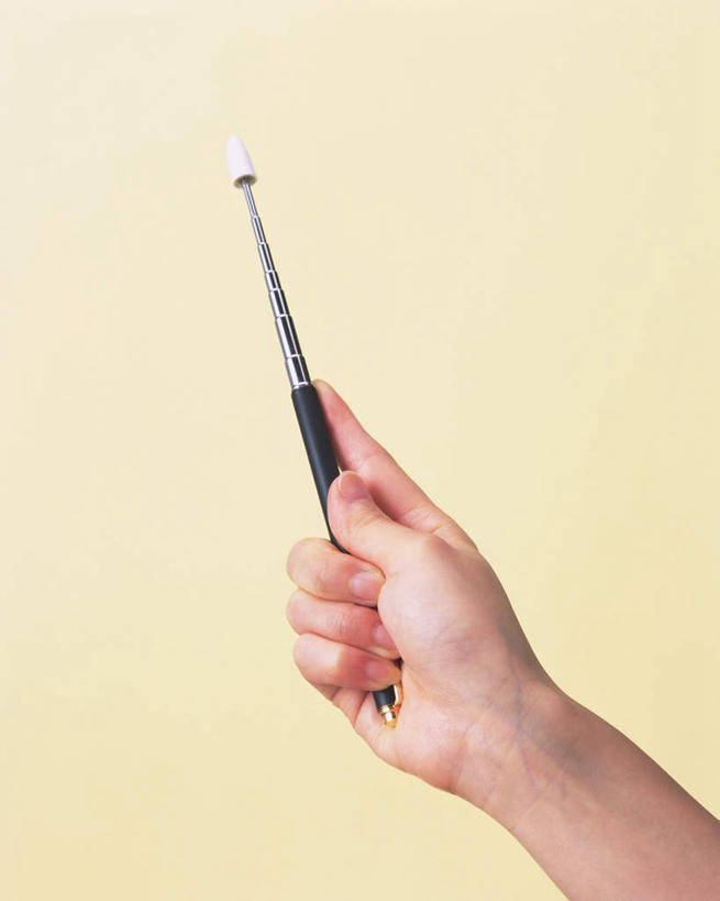 东方人,手,一个人,竖图,室内,特写,白天,正面,亚洲,仅一个年轻女性,仅一个女性,仅一个人,握,黄色背景,棒子,工具,拿,拿着,黄种人,一个,一只,教鞭,手部,握着,摄影,影棚,单个,单手,年轻女性,女人,女性,亚洲人,半身,彩图,影棚拍摄,拍摄