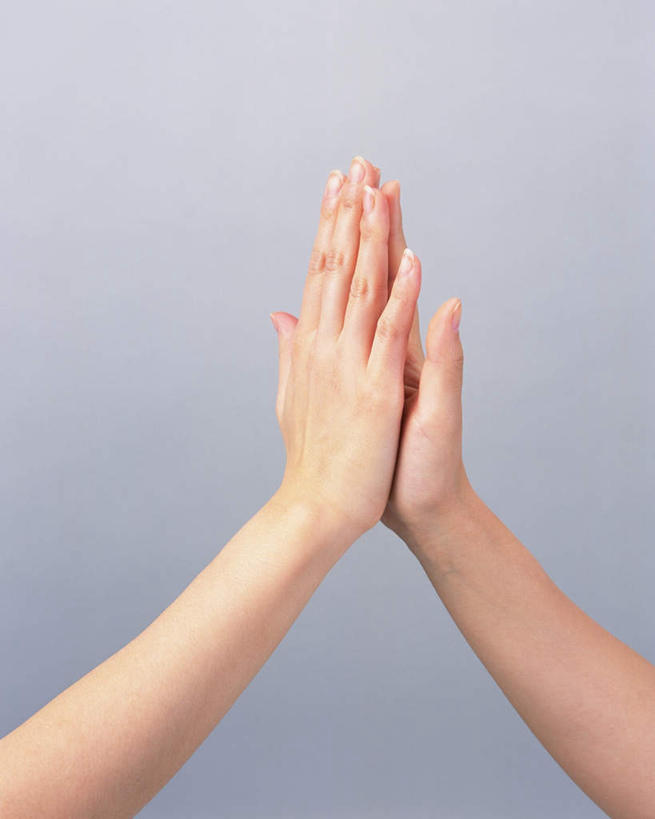 东方人,手,两个人,伙伴,朋友,竖图,室内,特写,白天,白色背景,正面,快乐,兴奋,友谊,骄傲,成功,胜利,亚洲,击掌,黄种人,一只,手势,手部,自信,摄影,影棚,单手,友情,年轻女性,女人,女性,亚洲人,拍手,半身,彩图,影棚拍摄,欢乐,开心,拍摄