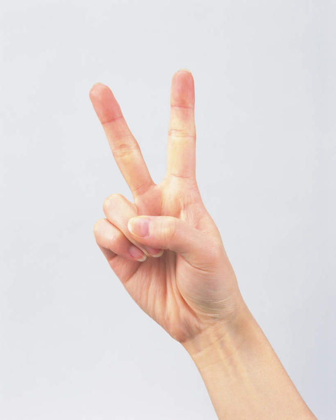 东方人,手,一个人,竖图,室内,特写,白天,正面,快乐,兴奋,骄傲,成功,胜利,亚洲,仅一个年轻女性,仅一个女性,仅一个人,蓝色背景,黄种人,一只,手势,手部,手指,自信,摄影,影棚,单手,年轻女性,女人,女性,亚洲人,半身,彩图,影棚拍摄,欢乐,开心,拍摄