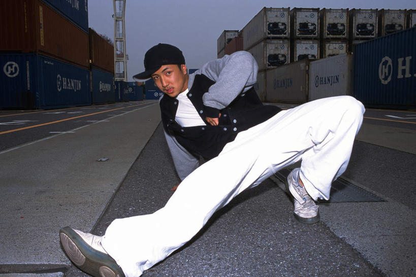 东方人,一个人,横图,室外,白天,正面,跳舞,道路,路,公路,帽子,金属制品,亚洲,仅一个男性,仅一个人,一堆,许多,撑,堆叠,堆积,金属,分界线,停车线,集装箱,交通,休闲装,黄种人,货柜,运动帽,仅一个年轻男性,箱子,休闲,休闲服,鸭舌帽,运输,街舞,堆,车行道,车行道分界线,撑着,嘻哈,标线,舞姿,物流,车行线,男人,男性,年轻男性,亚洲人,马路,彩图,全身,舞蹈