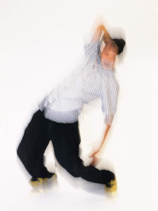 东方人,一个人,站,举,竖图,室内,白天,白色背景,正面,衬衫,跳舞,帽子,亚洲,仅一个男性,仅一个人,朦胧,模糊,格纹,注视,黄种人,仅一个年轻男性,黑色,观察,看,托,站着,摄影,影棚,观看,街舞,察看,关注,舞姿,一顶,棉帽,男人,男性,年轻男性,亚洲人,举起,举手,举着,向上举,向上伸,向上托,站立,彩图,全身,影棚拍摄,衬衣,拍摄,舞蹈