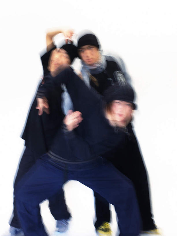 东方人,三个人,伙伴,朋友,站,举,竖图,室内,白天,白色背景,正面,跳舞,友谊,帽子,亚洲,朦胧,模糊,注视,休闲装,黄种人,观察,看,托,站着,休闲,休闲服,摄影,影棚,观看,街舞,察看,嘻哈,关注,舞姿,无边帽,友情,男人,男性,年轻男性,亚洲人,举起,举手,举着,向上举,向上伸,向上托,站立,半身,彩图,影棚拍摄,拍摄,舞蹈