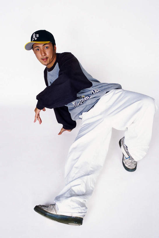 东方人,一个人,站,竖图,室内,白天,白色背景,正面,跳舞,帽子,亚洲,仅一个男性,仅一个人,注视,休闲装,黄种人,运动帽,仅一个年轻男性,观察,看,站着,休闲,休闲服,鸭舌帽,摄影,影棚,观看,街舞,察看,嘻哈,关注,舞姿,男人,男性,年轻男性,亚洲人,站立,彩图,全身,影棚拍摄,拍摄,舞蹈