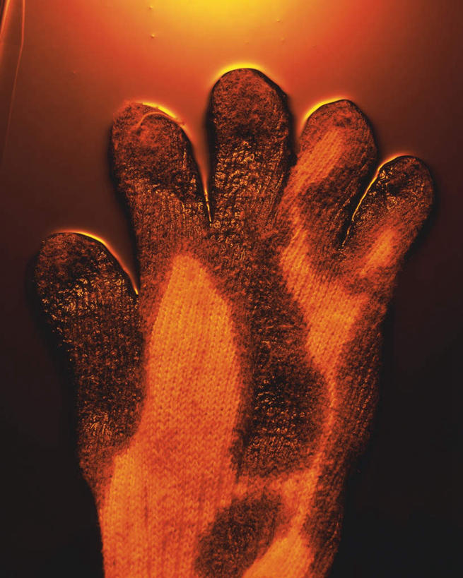 无人,竖图,俯视,室内,特写,白天,安全,水,静物,浸泡,液体,水滴,油,防护,一个,手套,肮脏,单个,保护,脏,保险,保全,周全,安稳,安定,防护手套,平安,彩图,高角度拍摄