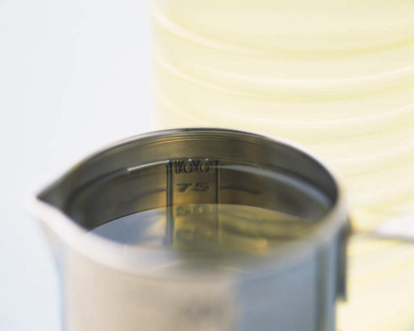 无人,横图,俯视,室内,特写,白天,白色背景,实验,仪器,水,杯子,金属制品,朦胧,模糊,研究,透明,分析,化学,测试,金属,液体,水滴,量杯,玻璃制品,玻璃瓶,瓶子,器皿,摄影,影棚,计量,玻璃仪器,试验耗材,实验用品,玻璃杯,彩图,高角度拍摄,影棚拍摄,拍摄