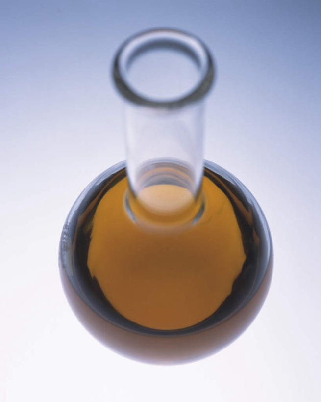 无人,竖图,俯视,室内,特写,白天,石油,实验,仪器,水,桌面,桌子,研究,透明,分析,化学,测试,木制,烧瓶,液体,水滴,玻璃制品,黄色,玻璃瓶,木制品,瓶子,器皿,摄影,影棚,一瓶,玻璃仪器,试验耗材,实验用品,圆底烧瓶,煤油,彩图,高角度拍摄,影棚拍摄,拍摄