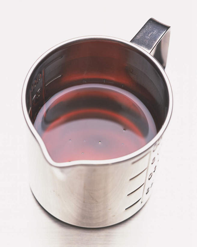 无人,竖图,俯视,室内,特写,白天,白色背景,石油,水,金属制品,阴影,不锈钢,反射,金属,罐子,液体,影子,水滴,一杯,红色,摄影,影棚,明亮,钢,煤油,彩图,高角度拍摄,影棚拍摄,拍摄