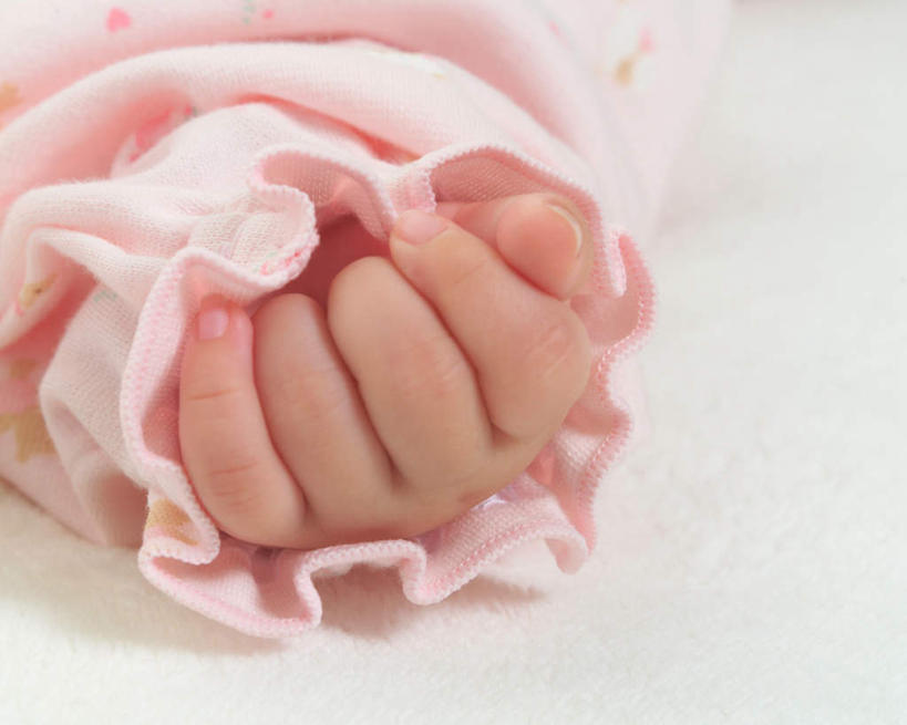 东方人,婴儿,儿童,手,一个人,横图,俯视,室内,特写,白天,白色背景,婴儿服装,纯洁,亚洲,仅一个人,黄种人,小孩,粉色,手部,可爱,摄影,活泼,影棚,宝宝,纯真,烂漫,无邪,伶俐,天真,亚洲人,孩子,半身,彩图,高角度拍摄,影棚拍摄,婴儿服,拍摄,襁褓