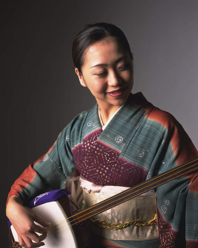 东方人,头发,一个人,站,捧,笑,微笑,竖图,室内,白天,正面,民族服装,亚洲,仅一个年轻女性,仅一个女性,仅一个人,一把,握,灰色背景,和服,乐器,弦乐器,弹奏,拿,拿着,注视,黄种人,三味线,绿色,黑色,观察,看,站着,握着,摄影,服饰,影棚,观看,察看,关注,弹拨弦鸣乐器,吴服,唐草,唐花,唐锦,三弦琴,年轻女性,女人,女性,亚洲人,捧着,手捧,站立,半身,彩图,影棚拍摄,传统服装,民俗服,拍摄,弹拨弦乐器