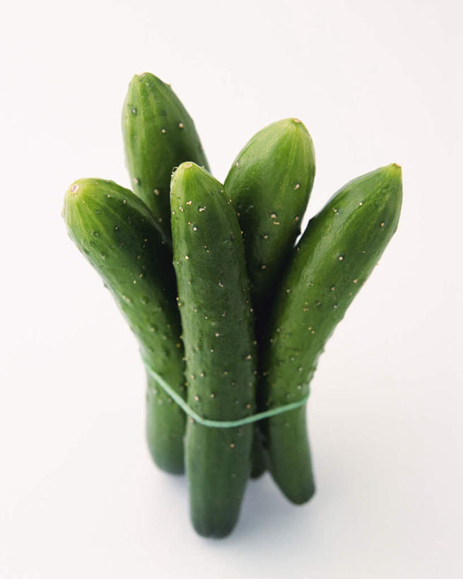 无人,竖图,俯视,室内,特写,白天,白色背景,桌面,桌子,黄瓜,蔬菜,阴影,新鲜,反射,木制,影子,食品,五根,食物,一个,绿色,木制品,摄影,有机食品,绿色食品,影棚,单个,捆绑,青瓜,胡瓜,彩图,高角度拍摄,影棚拍摄,拍摄,橡皮筋