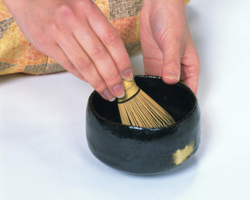 东方人,手,一个人,跪,摸,横图,俯视,室内,特写,白天,白色背景,民族服装,杯子,亚洲,仅一个年轻女性,仅一个女性,仅一个人,握,和服,拿,刷,拿着,黄种人,一个,黄色,茶具,刷子,水杯,手部,握着,摄影,服饰,影棚,单个,茶筅,黑子,茶叶搅拌器,吴服,唐草,唐花,唐锦,年轻女性,女人,女性,亚洲人,茶杯,触摸,跪着,接触,半身,彩图,高角度拍摄,影棚拍摄,传统服装,民俗服,拍摄