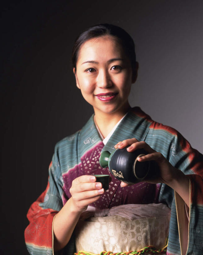 清酒,东方人,头发,一个人,站,举,笑,微笑,露齿笑,竖图,室内,白天,正面,民族服装,亚洲,仅一个年轻女性,仅一个女性,仅一个人,一条,倒,握,灰色背景,和服,陶瓷,陶瓷制品,酒类,拿,拿着,注视,黄种人,腰带,酒,酒瓶,饮料,红色,白色,黑色,灰色,酒杯,瓶子,观察,看,托,站着,握着,摄影,服饰,影棚,观看,察看,关注,吴服,唐草,唐花,唐锦,年轻女性,女人,女性,亚洲人,举起,举手,举着,向上举,向上伸,向上托,站立,半身,彩图,影棚拍摄,传统服装,民俗服,拍摄,羽觞,清酒瓶