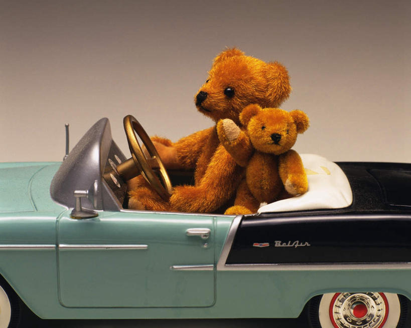 无人,坐,横图,室内,特写,白天,正面,游戏,汽车,熊,静物,玩具,灰色背景,玩偶,泰迪熊,跑车,玩,注视,娱乐,车,两个,灰色,模型,玩具熊,交通工具,观察,开车,看,休闲,益智,摄影,毛绒玩具,影棚,观看,安慰,察看,发泄,关注,消遣,敞篷跑车,宣泄,罗斯福熊,玩耍,嬉戏,坐着,彩图,影棚拍摄,拍摄