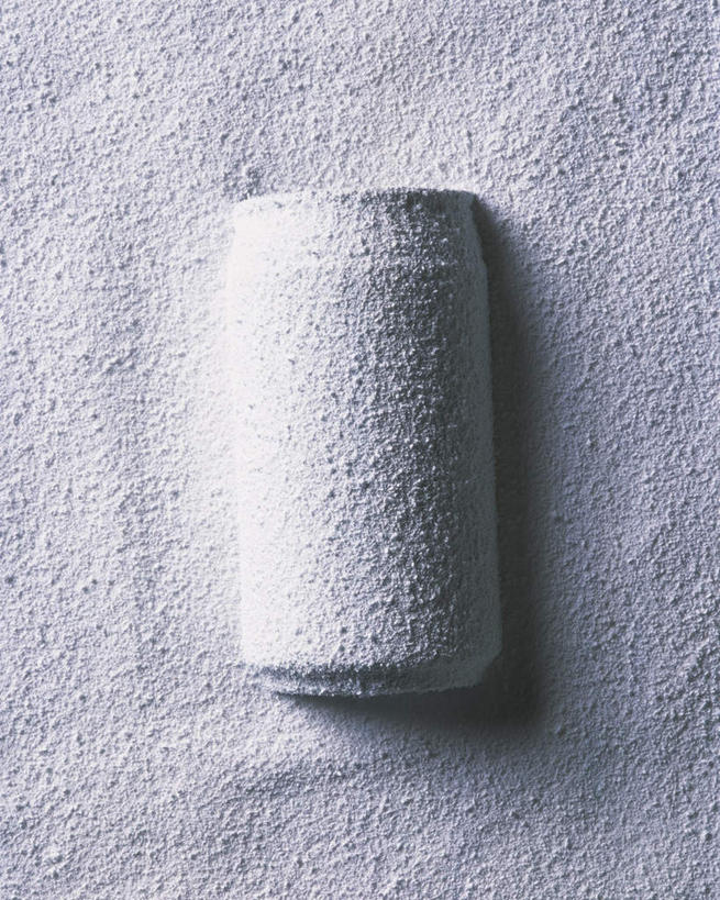 无人,竖图,俯视,室内,特写,白天,静物,金属制品,灰色背景,艺术,金属,手工艺品,文化,饮料,工艺品,摄影,影棚,易拉罐,一瓶,粘土,高雅,手工艺,自信心,品位,彩图,高角度拍摄,影棚拍摄,拍摄