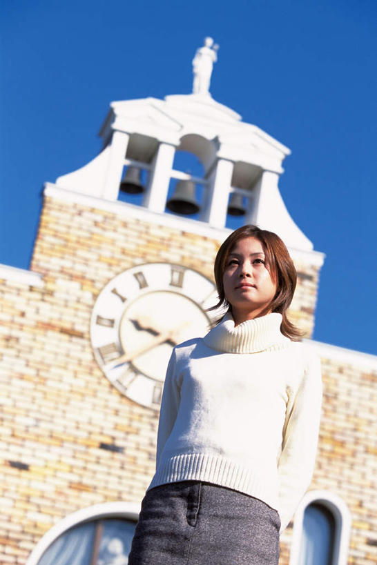 东方人,一个人,站,竖图,室外,白天,仰视,毛衣,旅游,度假,太阳,别墅,建筑,东京,日本,亚洲,双手,仅一个年轻女性,仅一个女性,仅一个人,阴影,时间,光线,时钟,影子,墙,计时,注视,黄种人,娱乐,建设,墙壁,墙面,蓝色,蓝天,天空,阳光,钟表,天,观察,看,站着,享受,休闲,表,放松,晴朗,观看,察看,关注,东亚,本州,万里无云,关东地方,本州岛,日本国,东京都,背后,年轻女性,女人,女性,亚洲人,钟,晴空,晴空万里,站立,半身,彩图,低角度拍摄,绒衣,套衫,套头毛衣,线衣