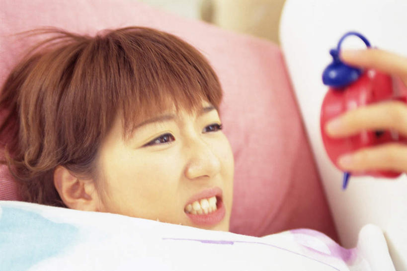 东方人,脸,头,脸颊,一个人,躺,睡,横图,俯视,室内,特写,白天,卧室,亚洲,仅一个年轻女性,仅一个女性,仅一个人,握,朦胧,模糊,时间,时钟,拿,计时,拿着,注视,黄种人,枕头,钟表,观察,看,张嘴,表,握着,苦恼,观看,懊恼,烦恼,察看,关注,张大嘴巴,卧着,年轻女性,女人,女性,亚洲人,头部,脸部,脸蛋,面部,钟,张开嘴,困,困觉,寝息,睡觉,躺着,卧,半身,彩图,高角度拍摄,睡房,卧房