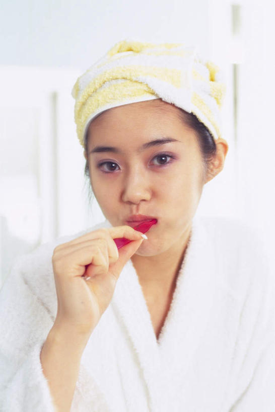 东方人,一个人,站,竖图,室内,白天,正面,浴袍,卫生间,浴室,亚洲,仅一个年轻女性,仅一个女性,仅一个人,握,牙刷,浴帽,拿,拿着,注视,黄种人,刷牙,观察,看,站着,握着,观看,察看,关注,年轻女性,女人,女性,亚洲人,淋浴房,站立,半身,彩图,汤帷子,浴衣,冲凉房,沐浴间,沐浴室