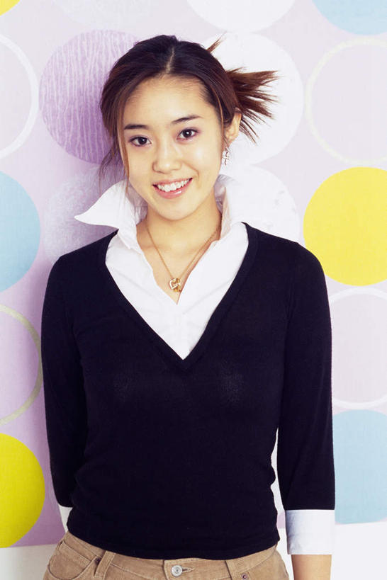 东方人,一个人,站,笑,微笑,竖图,室内,白天,正面,毛衣,衬衫,时尚,亚洲,仅一个年轻女性,仅一个女性,仅一个人,服装,朦胧,模糊,圆形,圆圈,墙,注视,休闲装,黄种人,墙壁,墙面,衣服,观察,看,站着,休闲,休闲服,潮流,服饰,观看,察看,关注,年轻女性,女人,女性,亚洲人,站立,半身,彩图,衬衣,绒衣,套衫,套头毛衣,线衣