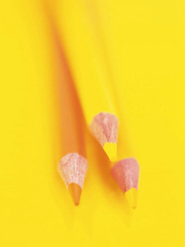 无人,竖图,俯视,彩色,室内,特写,白天,静物,黄色背景,朦胧,模糊,笔,蜡笔,办公用品,文具,黄色,学习用品,摄影,影棚,五颜六色,文具用品,色彩斑斓,三支,五彩缤纷,五彩斑斓,五光十色,彩图,高角度拍摄,影棚拍摄,拍摄