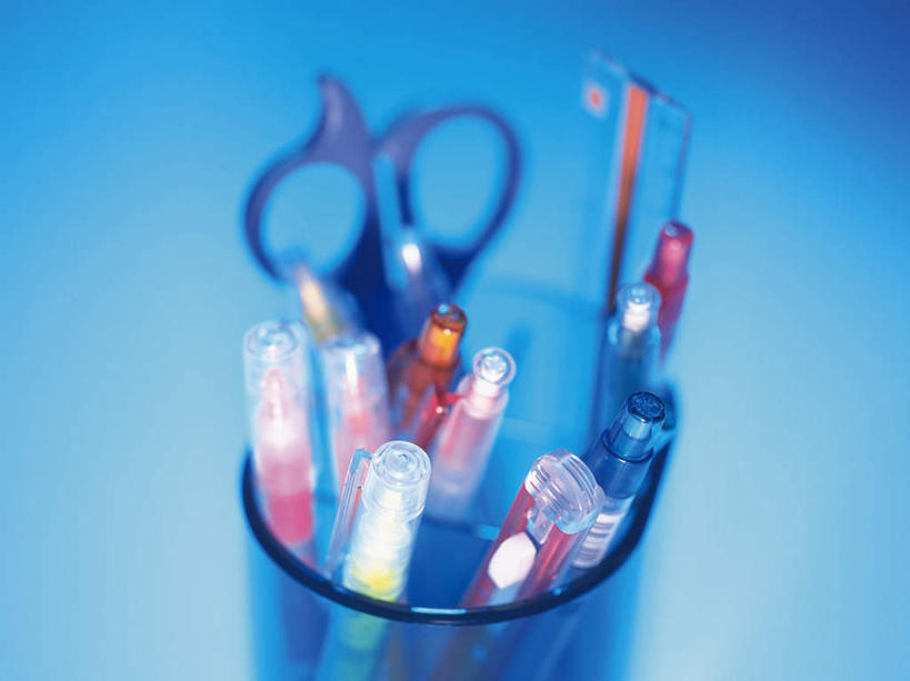 无人,横图,俯视,室内,特写,白天,静物,笔筒,修剪,蓝色背景,朦胧,模糊,测量,笔,工具,剪刀,刻度,办公用品,圆珠笔,文具,尺,塑料制品,学习用品,直尺,摄影,影棚,测量工具,裁剪,文具用品,尺子,剪子,衡量,绘图,剪裁,切割,比例,测绘,量具,量仪,塑料尺,标度,彩图,高角度拍摄,影棚拍摄,拍摄