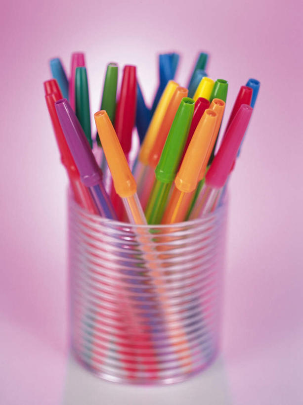 无人,竖图,俯视,彩色,室内,特写,白天,静物,笔筒,一堆,许多,堆叠,堆积,粉色背景,朦胧,模糊,笔,办公用品,文具,学习用品,摄影,影棚,堆,五颜六色,文具用品,色彩斑斓,水彩笔,五彩缤纷,五彩斑斓,五光十色,彩图,高角度拍摄,影棚拍摄,拍摄