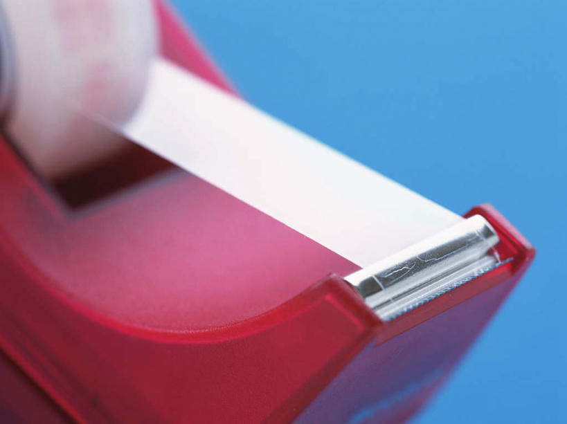 无人,横图,俯视,室内,特写,白天,静物,蓝色背景,朦胧,模糊,办公用品,文具,一个,红色,摄影,影棚,单个,办公设备,文具用品,胶布,透明胶,文化工具,封箱器,胶带座,黏胶,粘胶器,彩图,高角度拍摄,影棚拍摄,拍摄