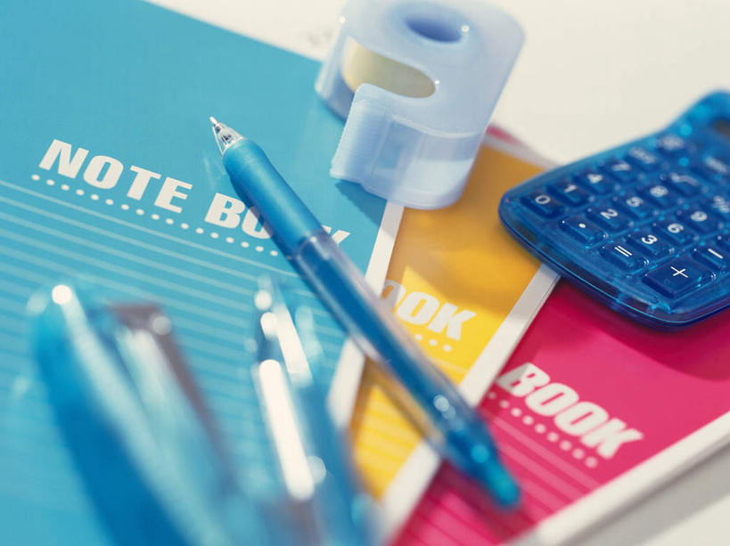 无人,横图,俯视,室内,特写,白天,计算器,桌子,静物,连接,阴影,组合,朦胧,模糊,反射,计算,科学,笔,影子,办公用品,订书机,记事本,圆珠笔,文具,本子,笔记本,学习用品,理财,财务,链接,文具用品,装订,数学,拼接,杠杆,拼凑,胶布,透明胶,订书器,拼合,凑集,聚合,撮合,链结,缝合,封箱器,胶带座,黏胶,粘胶器,彩图,高角度拍摄