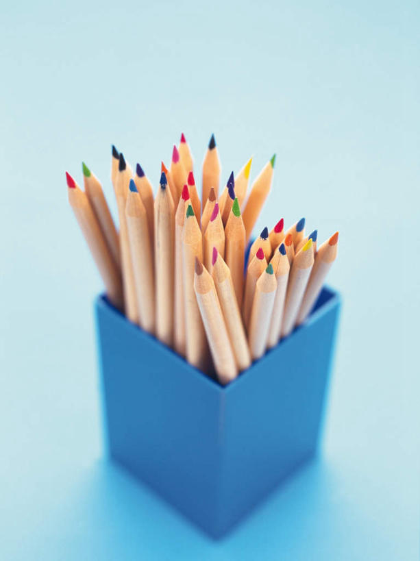 无人,竖图,俯视,室内,特写,白天,桌子,静物,笔筒,蓝色背景,朦胧,模糊,木制,笔,蜡笔,办公用品,盒子,文具,木制品,学习用品,摄影,影棚,文具用品,彩图,高角度拍摄,影棚拍摄,拍摄