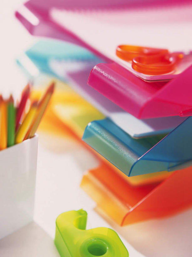 无人,竖图,俯视,室内,特写,白天,桌子,静物,修剪,阴影,朦胧,模糊,反射,笔,材料,档案,工具,剪刀,文件,影子,办公用品,收纳盒,文具,铅笔,学习用品,资料,裁剪,文具用品,剪子,剪裁,切割,文档,胶布,透明胶,封箱器,胶带座,黏胶,粘胶器,彩图,高角度拍摄